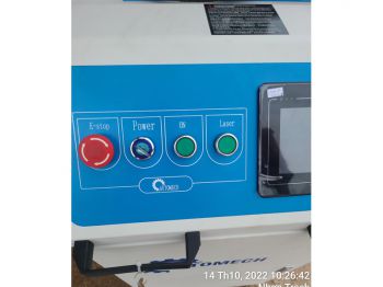 may-ban-tia-laser-lam-sach-ri-thep-va-son-tren-be-mat-kim-loai-2.jpg